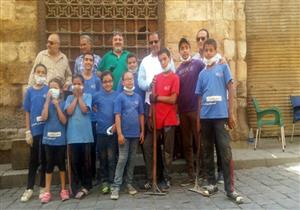  "الآثار" تنفذ حملة نظافة بمنطقة سبيل النحاسية في شارع المعز