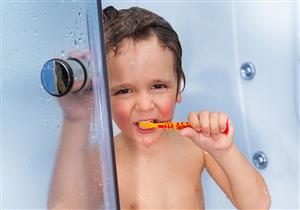 هل ظهور الأسنان الدائمة قبل سقوط اللبنية يشير لمشكلة صحية؟