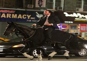 بالصور- كيانو ريفز يمتطي "حصان" بكواليس الجزء الثالث من "John Wick"