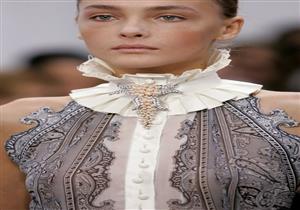 الياقات المرصعة تحول ملابسك إلى قطع فنية 