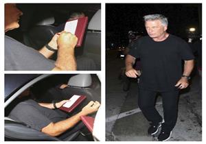 "الحساب".. عامل يطارد الفنان العالمي أليك بالدوين بأحد المطاعم (صور)