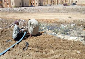 بالصور- إصلاح كسر بماسورتين مياه في الحي الإماراتي ببورسعيد