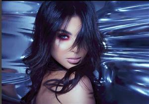 بالصور..قمر بفستان أزرق في أحدث جلسة تصوير