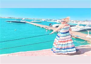 بالصور.. نادية الجندي بإطلالة مبهجة في الساحل الشمالي