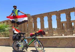 رحالة مصري يقطع 800 كيلو من الغربية للأقصر بدرّاجة للترويج للسياحة (صور)