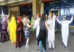 بالصور- أسوان تستقبل أول رحلة شارتر من إسبانيا بالفنون الشعبية