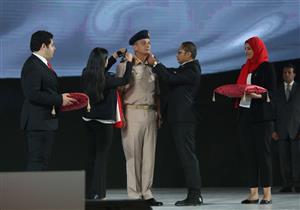 لماذا طلب السيسي من الشباب تعليق "كتافات" الترقية لوزير الدفاع؟.. خبير يرد