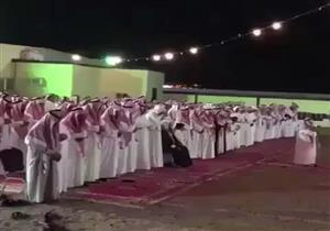 بالفيديو: سعودى يوقف حفل زفافه ليؤدي صلاة الخسوف‬