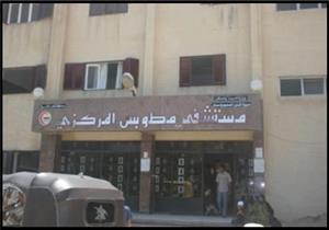 بالفيديو.. عامل يداوي جراح المصابين في استقبال مستشفى مطوبس بكفرالشيخ والأطباء غياب