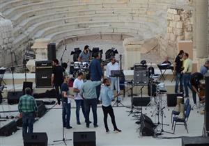 بالصور - "كراسي إضافية" لحفل مصطفى قمر على المسرح الروماني في الإسكندرية