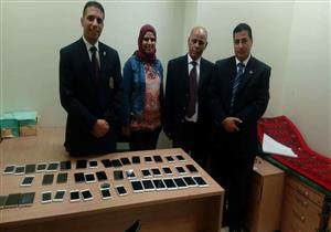 ضبط راكبة أردنية حاولت تهريب 45 محمولًا على جسدها بالمطار 