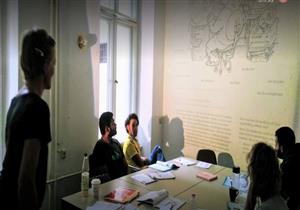 بالفيديو- مُدرس مصري يحتفل مع طلابه الأجانب على أغنية "لأ لأ" في ألمانيا