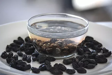 لهذه الأسباب ينصح بتناول حبات من الزبيب على الريق