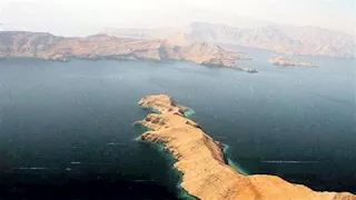 إيران تفرض قيودا على عبور مضيق هرمز وتحذر السفن