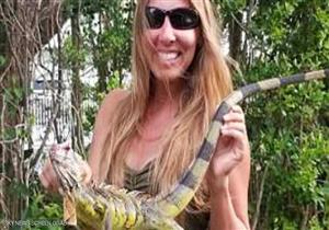 بالصور-سيدة تهوى صيد السحالي الضخمة..لهذا السبب