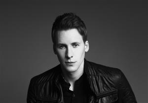 لحظة سحرية.. مخرج حائز علي الأوسكار يصطحب ابنه في العمل بسيارة أطفال