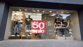 تصل لـ 50%.. رئيس شعبة الملابس الجاهزة يحدد موعد التخفيضات 