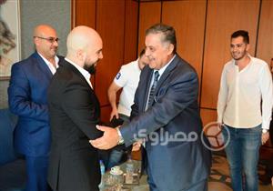 بالصور.. الدوزي يوقع عقد أولى تجاربه الغنائية في مصر