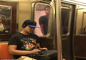 فيديو صادم.. شاب يعلق جسده خارج قطار المترو