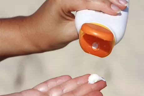 اسمرار الوجه رغم استعمال واقي شمس.. إليك الأسباب