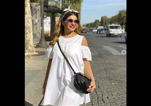 بالصور- منة فضالي تتجول بـ"الأبيض" في شوارع فرنسا