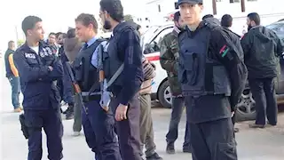 والدته إحدى ضحاياه.. أجهزة الأمن الليبية تلقي القبض على قاتل خطير في طرابلس