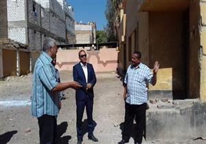 بعد نشر "مصراوي" معاناتها من المياه الجوفية.. رئيس أبوقرقاص يزور "نزلة أسمنت"