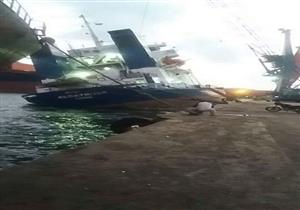 بالصور- خلل فني يهدد بغرق سفينة بضائع في ميناء دمياط