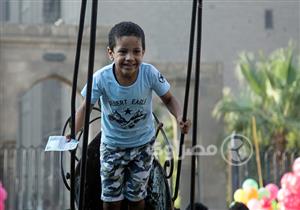 عيدية وبالونة.. بهجة العيد للأطفال (صورة)