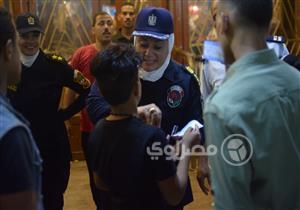 بالصور.. الشرطة النسائية تكافح التحرش أمام دور العرض بوسط البلد