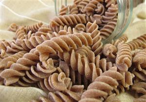 تعرف على الفرق بين المكرونة البيضاء وبنية اللون