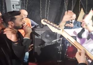 بالفيديو ..أمينة ترقص مع تامر حسني على أغنية "عيش بشوقك" في حفل زفاف شيرين يحيي