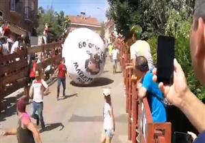 فيديو.. كرة عملاقة تسحق رجلًا في إسبانيا