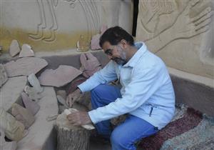 بالصور- فنان عالمي يتولى ترميم كهف الجارة بالفرافرة  الوادي الجديد – محمد الباريسي:  انتهى الفنان التشكيلي العالمي بدر عبدالمغني، من أبناء واحة الفراف