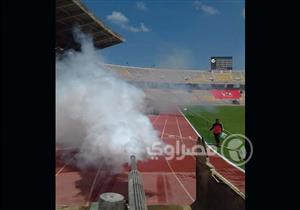 بالصور- استاد برج العرب يستعد للقاء الأهلي وكامبالا بمكافحة البعوض