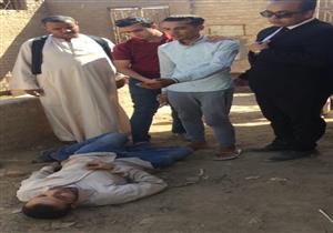 بالصور- قاتل صديقه بمقابر أخميم في سوهاج يمثل جريمته