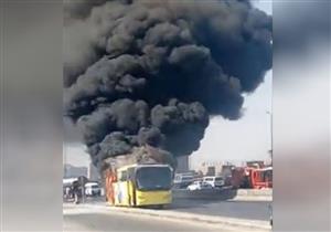 بالفيديو ـ النيران تلتهم أتوبيسًا سياحيًا أعلى الدائري