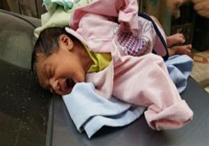 بالصور- العثور على طفلة حديثة الولادة ملقاة في مدخل عمارة بشبرا