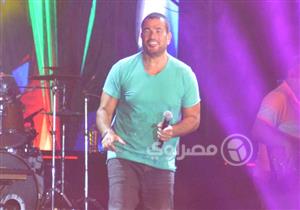 بالصور - عمرو دياب يفتتح حفله في الساحل الشمالي بأغنية "الليلة"