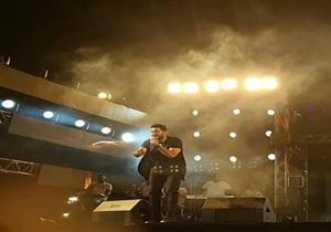 بالصور.. تامر حسني يغني "عيش بشوقك" لطفل قعيد 