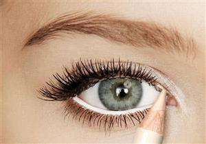 حيلة مكياج لتوسيع العيون 