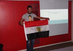 بالصور-"نبيل" يتجول حول العالم ويقيم ورش حكي عن مصر