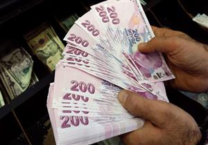 الليرة التركية تهبط لمستوى قياسي بعد إعلان أمريكا مراجعة إعفاءات جمركية