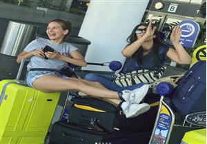 جميلة عوض مداعبةً جمهورها: "أنا ومنى زكي محتجزتان في مطار بأمريكا"