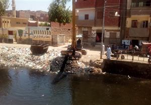 محافظ أسوان يتفقد أعمال النظافة وتطهير مصرف السيل