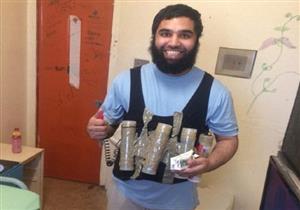 بالصور.. سجين يتعاطى المخدرات علناً داخل الزنزانة