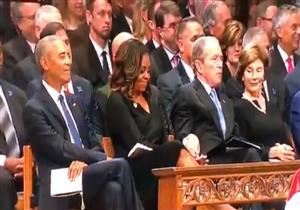 أعطاها قطعة حلوى.. بوش يمزح مع زوجة أوباما في رثاء ماكين (فيديو)