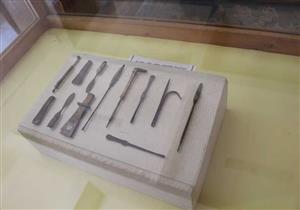  بالفيديو والصور- 12 قطعة أثرية تحكي أسرار الجراحة التعويضية والتحنيط بالواحات