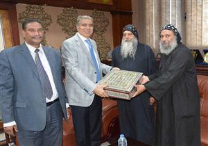 وفد دير الأنبا صموئيل يهنئ محافظ المنيا ويهديه مصحفًا