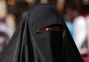 مُعلمة إنجليزي تُعيد جدل "حظر النقاب" بالجامعة الأمريكية عبر "فيسبوك"